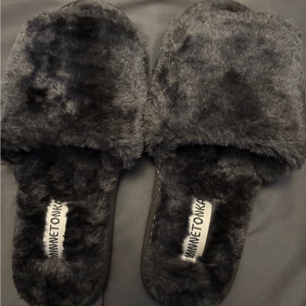 Minnetonka Black Fur Lined slippers size 10 NWOB